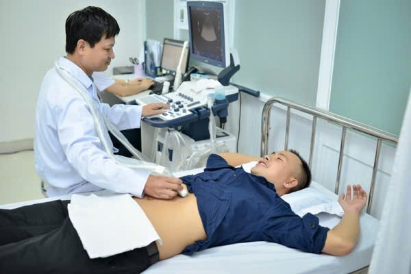 Hình ảnh mô phỏng quy trình siêu âm tim màu hiện đại, bác sĩ đang thao tác máy siêu âm để kiểm tra sức khỏe tim mạch cho người bệnh.