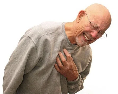 Đau ngực là triệu chứng của nhồi máu cơ tim cấp